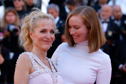 Gillian Anderson,Hannah Einbinder