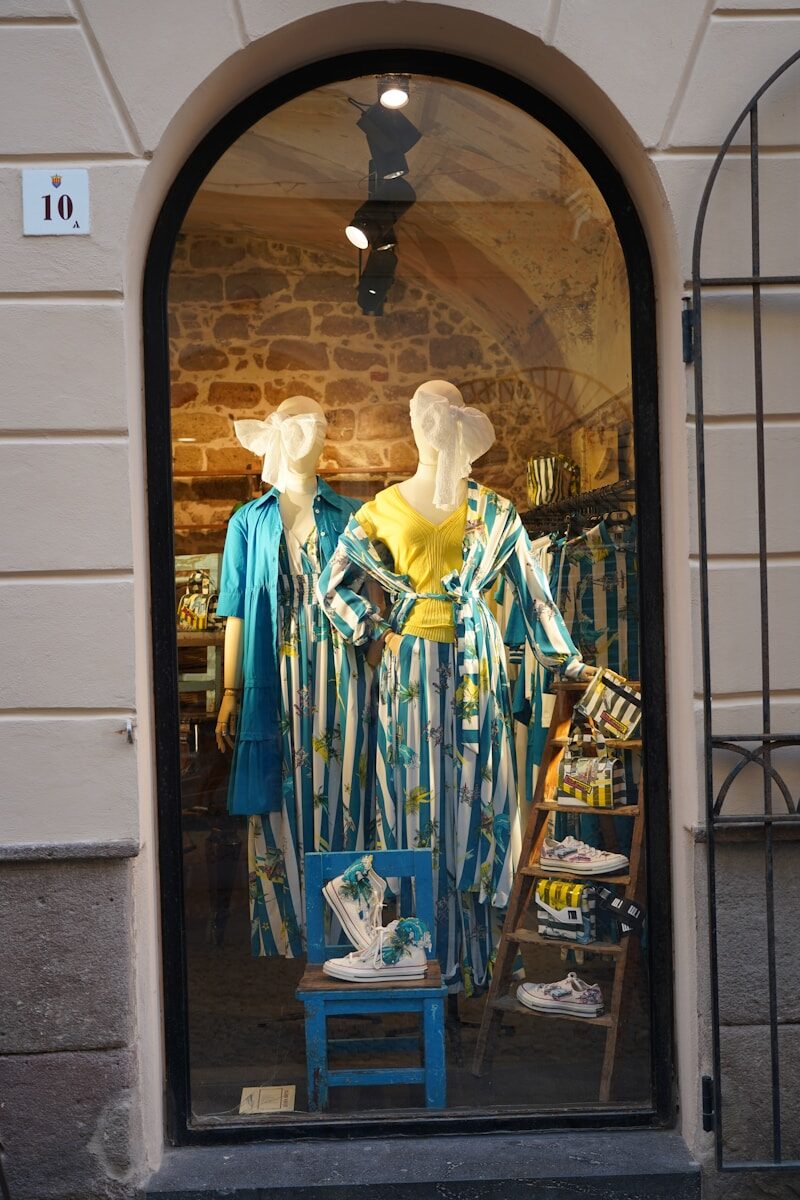 a couple of statues in a doorway
