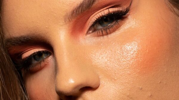woman with brown eyes and brown eyes