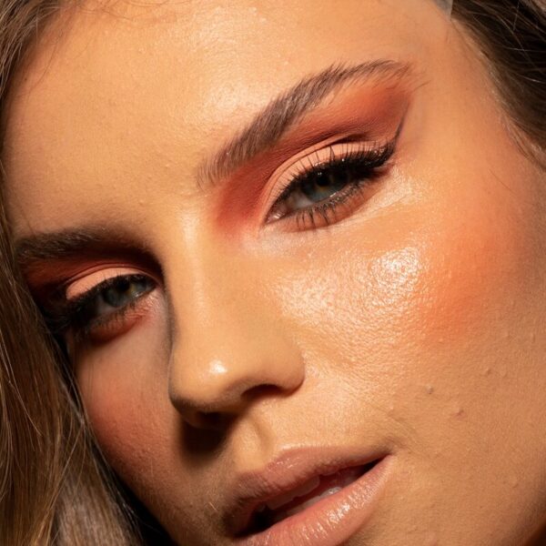 woman with brown eyes and brown eyes