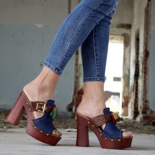 woman wearing brown chunky-heeled sandals