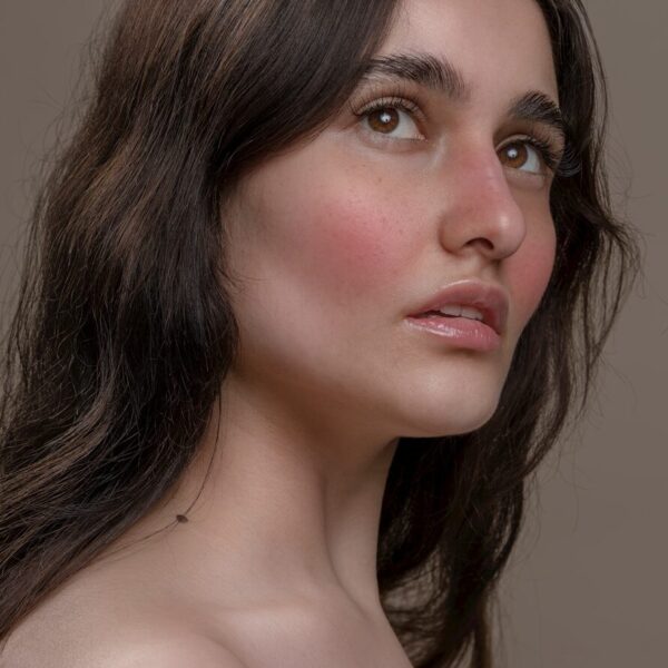 a close up of a woman