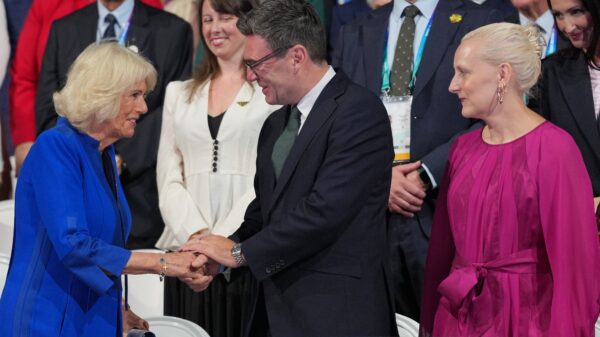 Supruga premijera osvajala u svilenoj haljini britanskog brenda