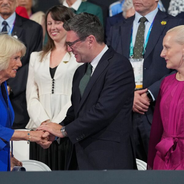 Supruga premijera osvajala u svilenoj haljini britanskog brenda
