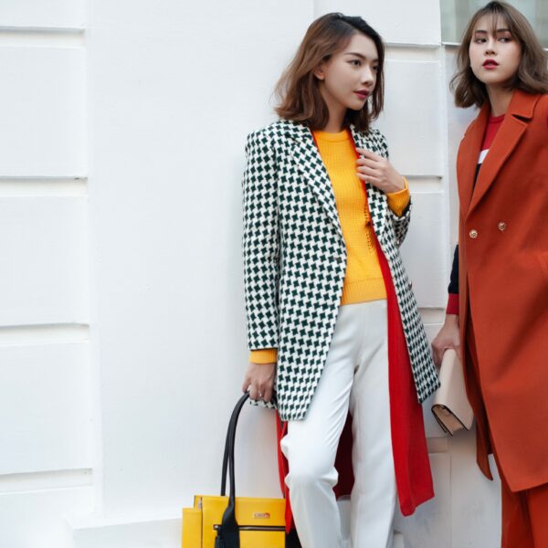 Jennifer Lorens i Dior: kako nositi papuče sa elegantnim pantalonama – crne pantalone i papuče