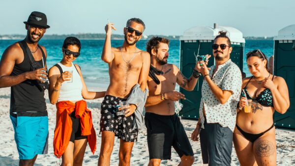 Eva Longorija blista na plaži u Marbelji s animal print bikinijem