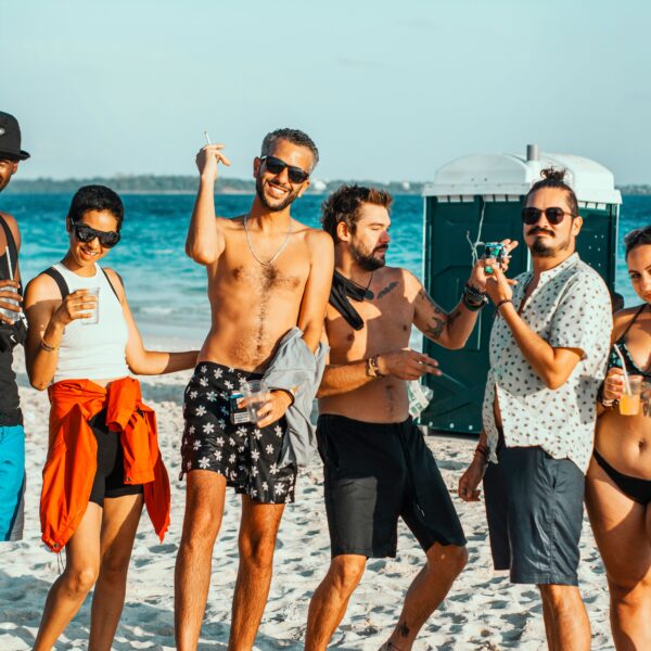 Eva Longorija blista na plaži u Marbelji s animal print bikinijem