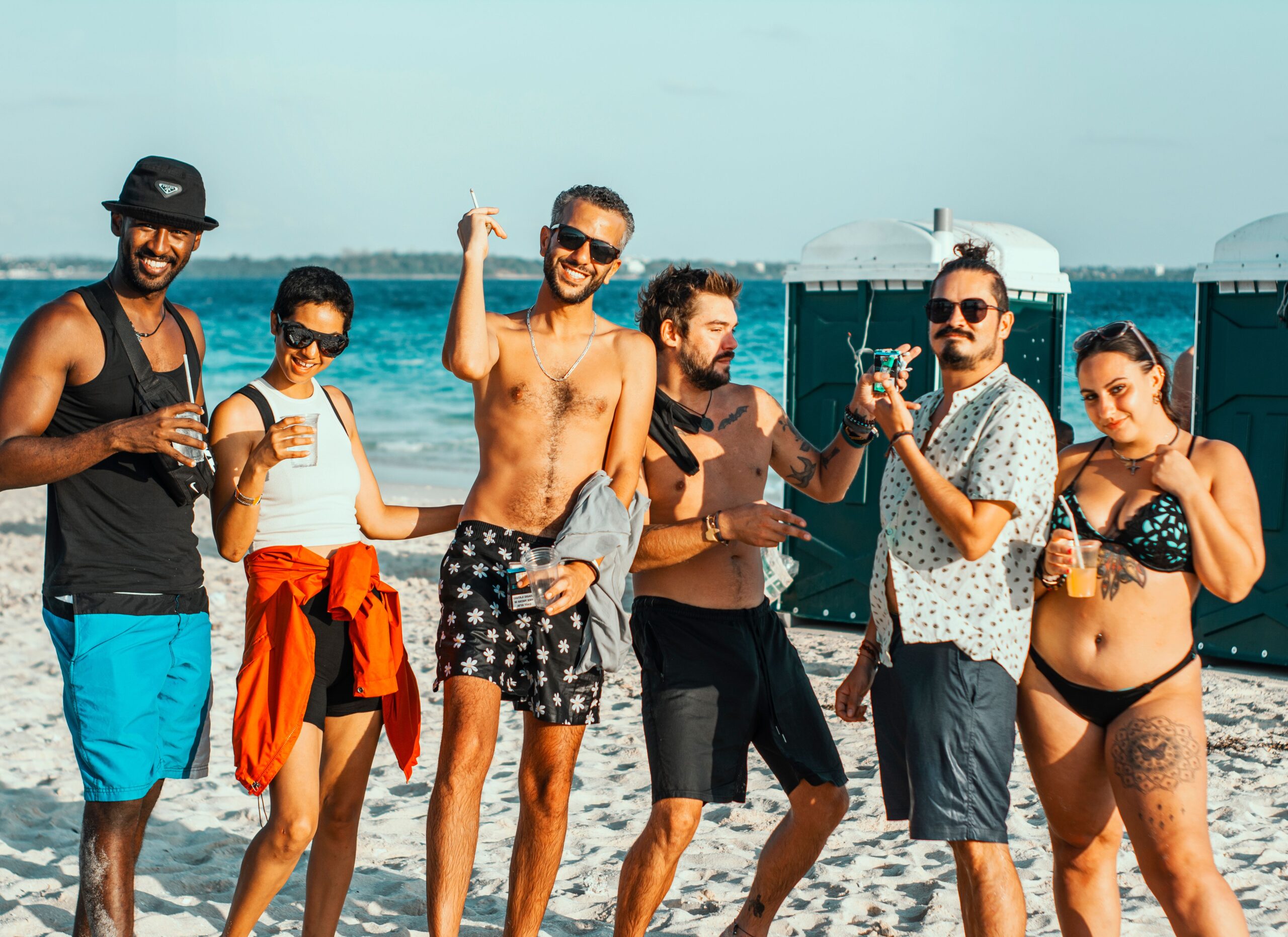 Eva Longorija blista na plaži u Marbelji s animal print bikinijem