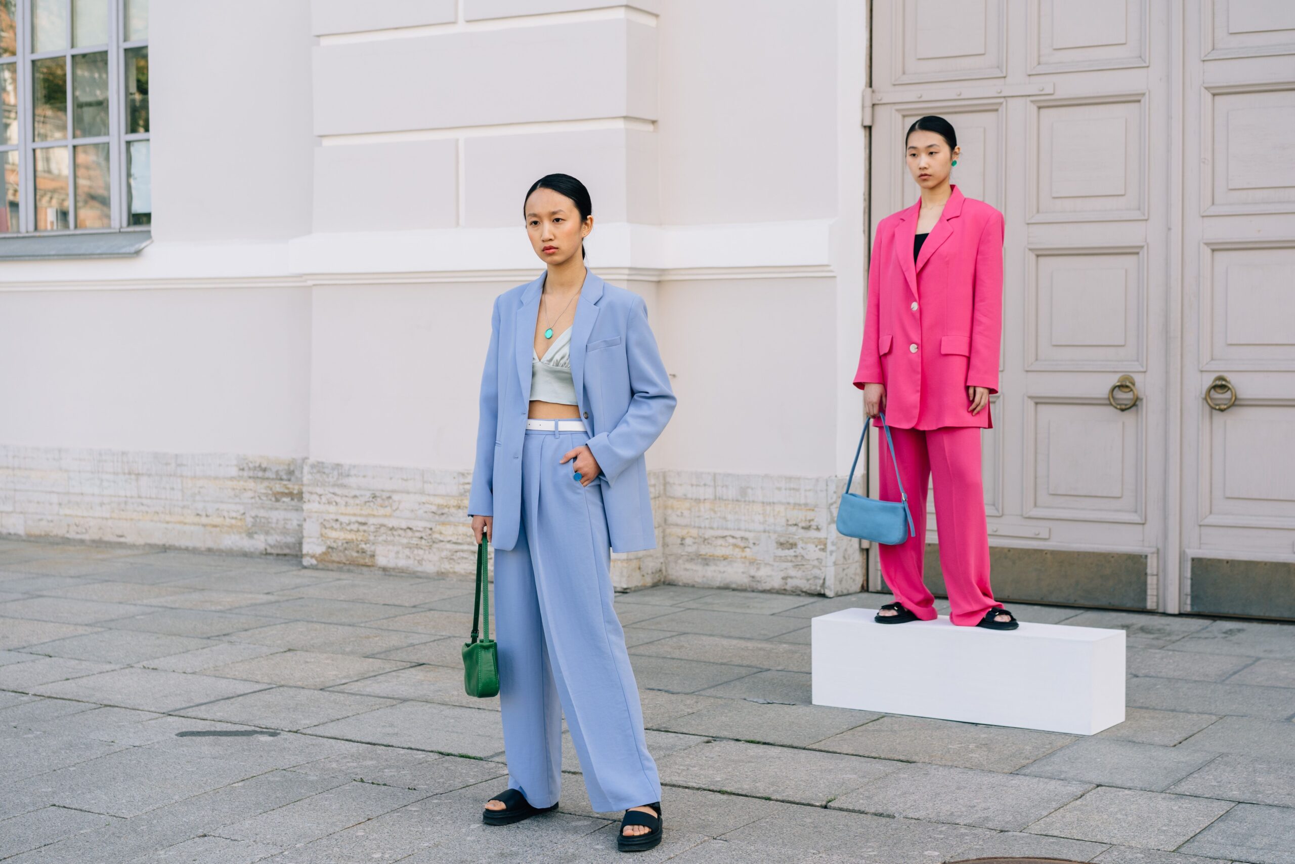 Kako minimalistička i maksimalistička moda koriste boje – boje u letnjoj modi