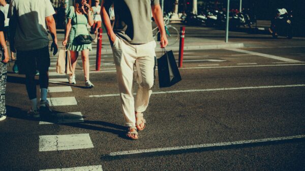 Mango lansirao lagane čokoladno braon pantalone od lana