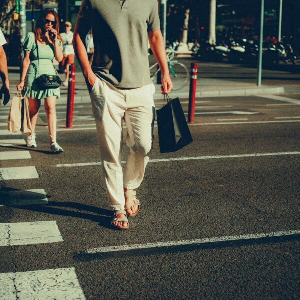 Mango lansirao lagane čokoladno braon pantalone od lana