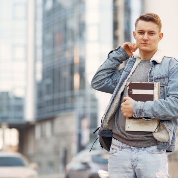 Garage otvara novu kolekciju za studente: Savršeni svakodnevni outfiti