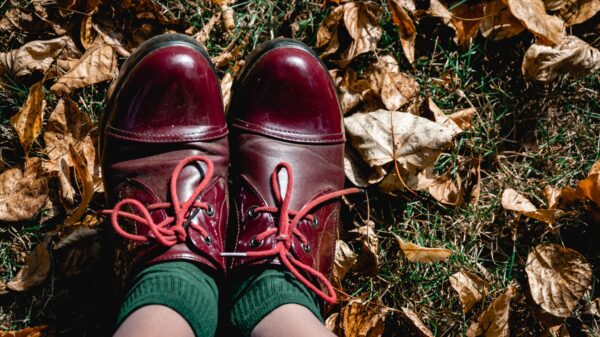 Zara lansirala midi haljinu u burgundy boji za prelaznu sezonu