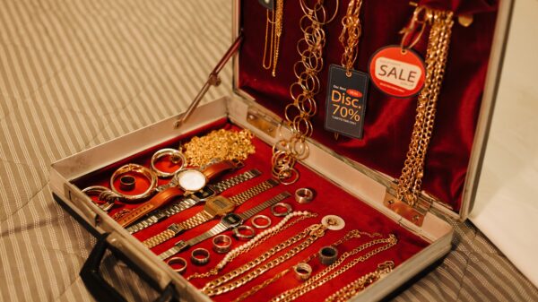Van Cleef & Arpels predstavio novu Alhambra kolekciju u ružičastoj