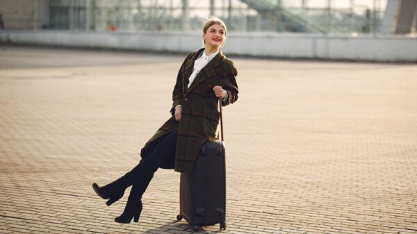 Florence Pugh i široke pantalone: Novi must-have za putovanja