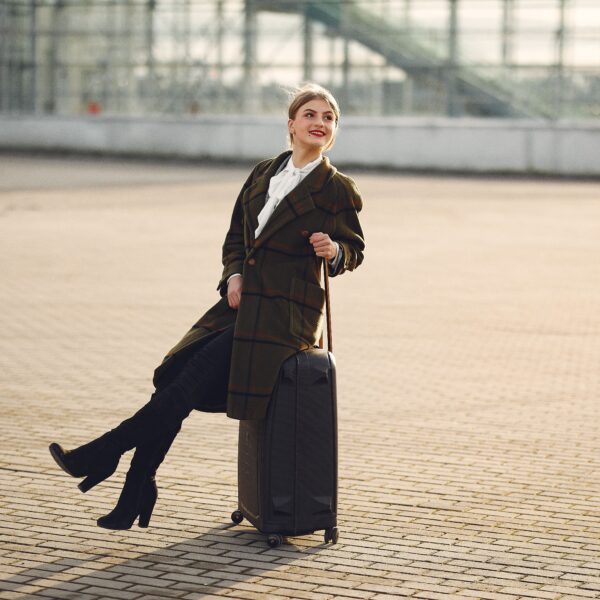 Florence Pugh i široke pantalone: Novi must-have za putovanja