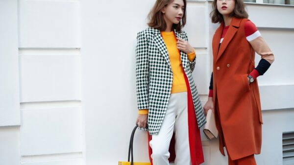 Burgundy ostaje u trendu: Mango haljina za jesen