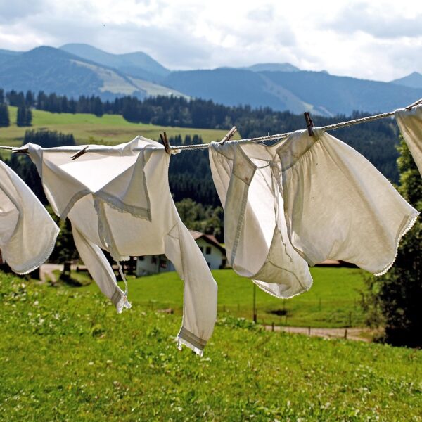 Kako ispraviti zgužvanu lanenu odeću bez pegle