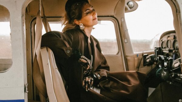 Alexa Chung redefiniše aerodromski stil bez farmerki i patika – Alexa Chung aerodromski stajling
