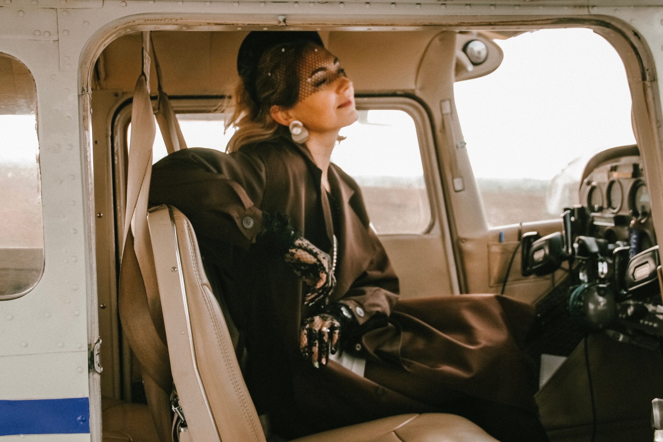 Alexa Chung redefiniše aerodromski stil bez farmerki i patika – Alexa Chung aerodromski stajling