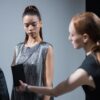 Miku Martineau sa prirodnim glamom na Armani reviji u Milanu