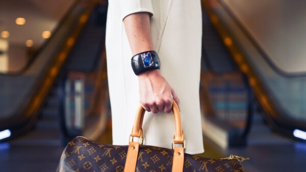 Zara lansirala novu bluzu sa detaljima mašne koja izgleda luksuzno – Zara bluza mašna