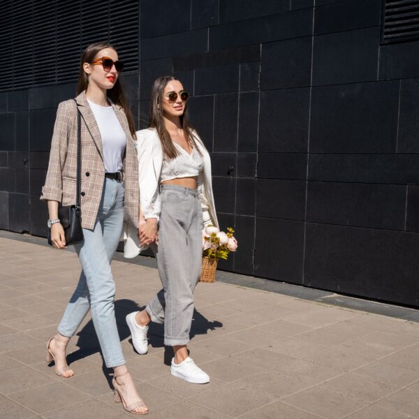 Anđelina Džoli u elegantnom izdanju na njujorškom aerodromu