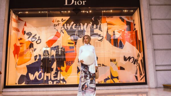 Izzi Allain na Dior reviji sa zlatnim pantalonama – Izzi Allain Dior revija