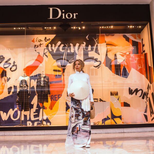 Izzi Allain na Dior reviji sa zlatnim pantalonama – Izzi Allain Dior revija