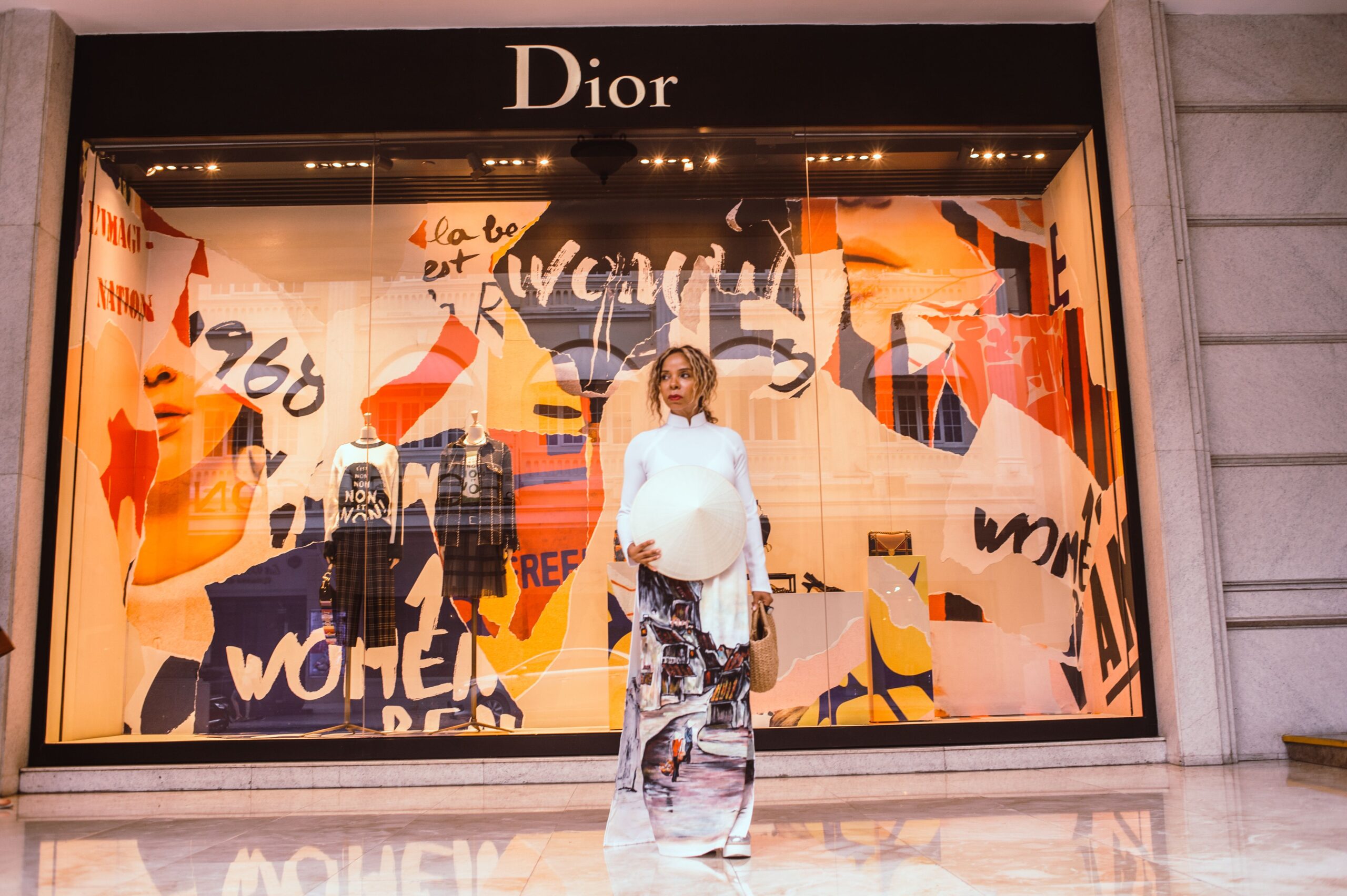 Izzi Allain na Dior reviji sa zlatnim pantalonama – Izzi Allain Dior revija