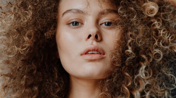 Kako nositi minimalistički 'anti-blush' trend ove jeseni – anti-blush trend