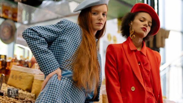 Modni svet zamenjuje oversize sakoe novim trendom – fitted jakne trend