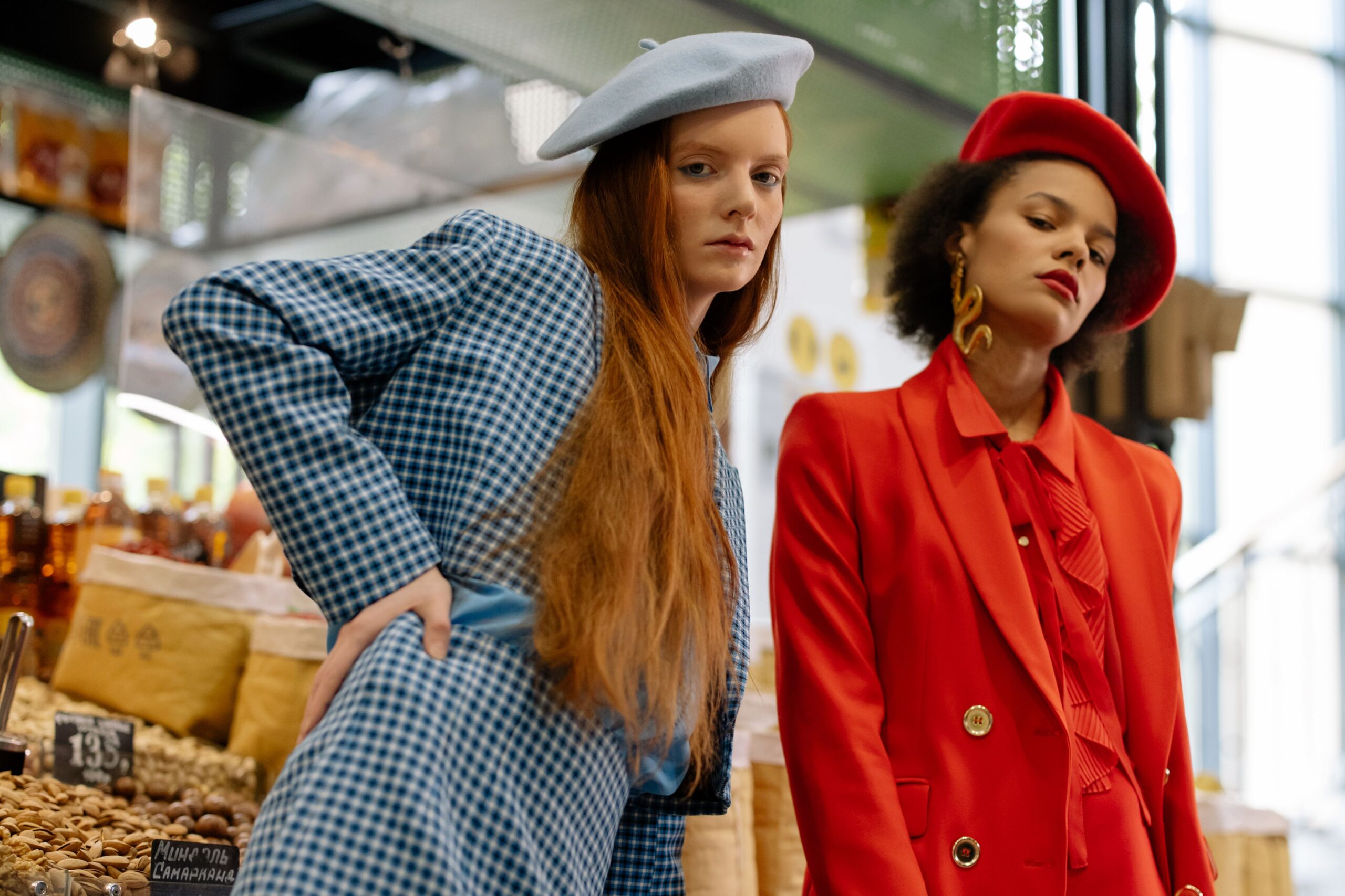 Modni svet zamenjuje oversize sakoe novim trendom – fitted jakne trend