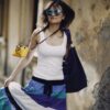 Naomi Vots u sportskim pantalonama na aerodromu sa modernim patikama – Naomi Vots sportske pantalone