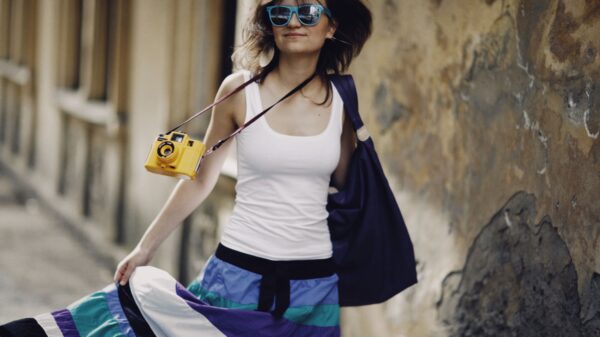 Naomi Vots u sportskim pantalonama na aerodromu sa modernim patikama – Naomi Vots sportske pantalone