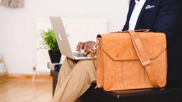 10 stilskih torbi za posao koje su savršene za laptop