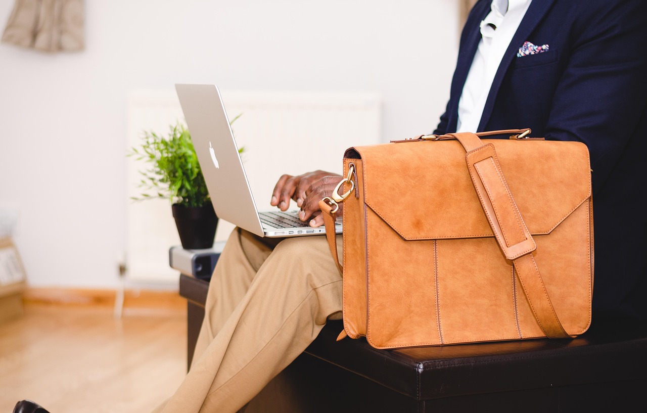 10 stilskih torbi za posao koje su savršene za laptop